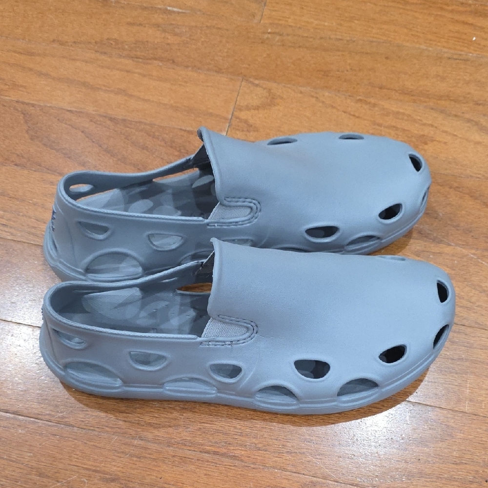 HUK Gray Slip-On shoes‎
